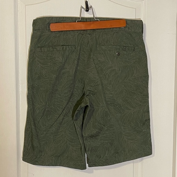 Retrofit Brand MFG Men’s Shorts Size 32 Green With Palm Print - Picture 2 of 3